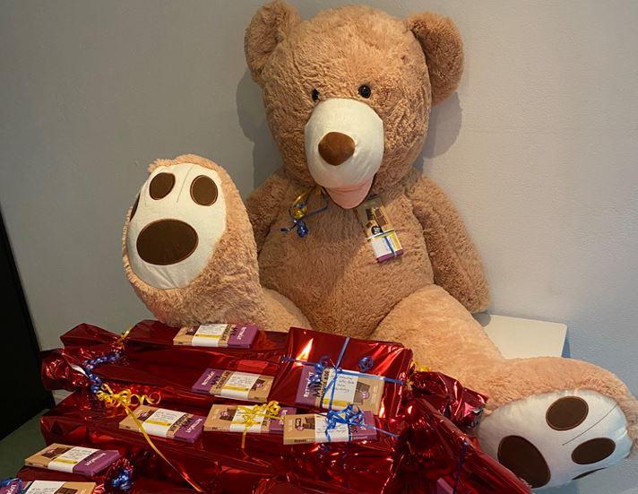 Teddy mit Geschenkpäckchen